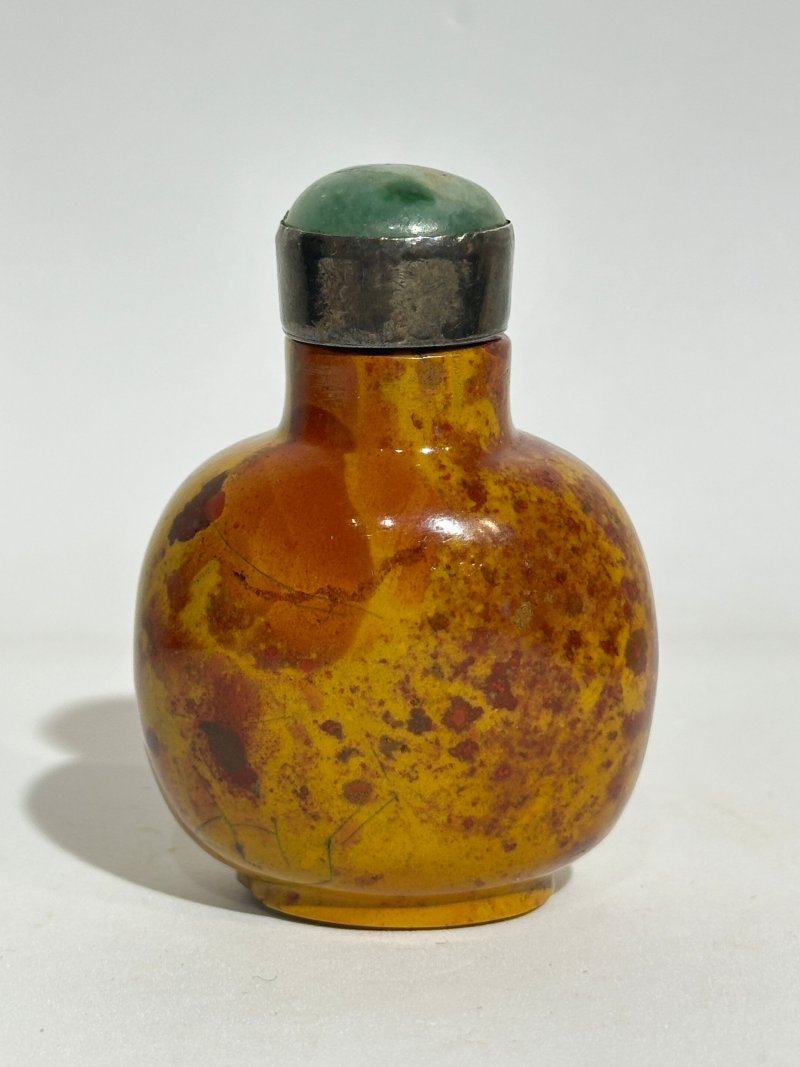 十九/二十世紀 孔雀石葫蘆形、鹿鶴紋、虎眼石鯉魚紋、彼得石、青金石、石英鼻煙壺七件 | SEVEN HARDSTONE SNUFF BOTTLES - 图20