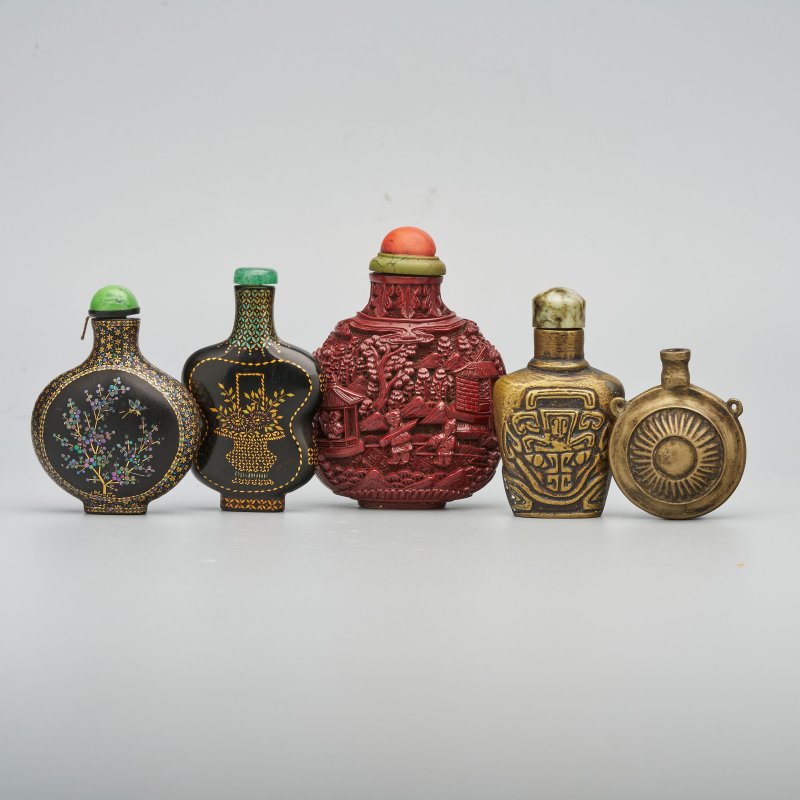 十九/二十世紀 烏銀人物紋、銅錯銀人物紋、瑞獸紋、銅饕餮紋、日芒紋、黑漆鑲嵌螺鈿花卉紋、群雞紋、剔紅山水人物紋鼻煙壺八件 （剔紅）⌈乾隆年製⌋款 | EIGHT SNUFF BOTTLES - 图68