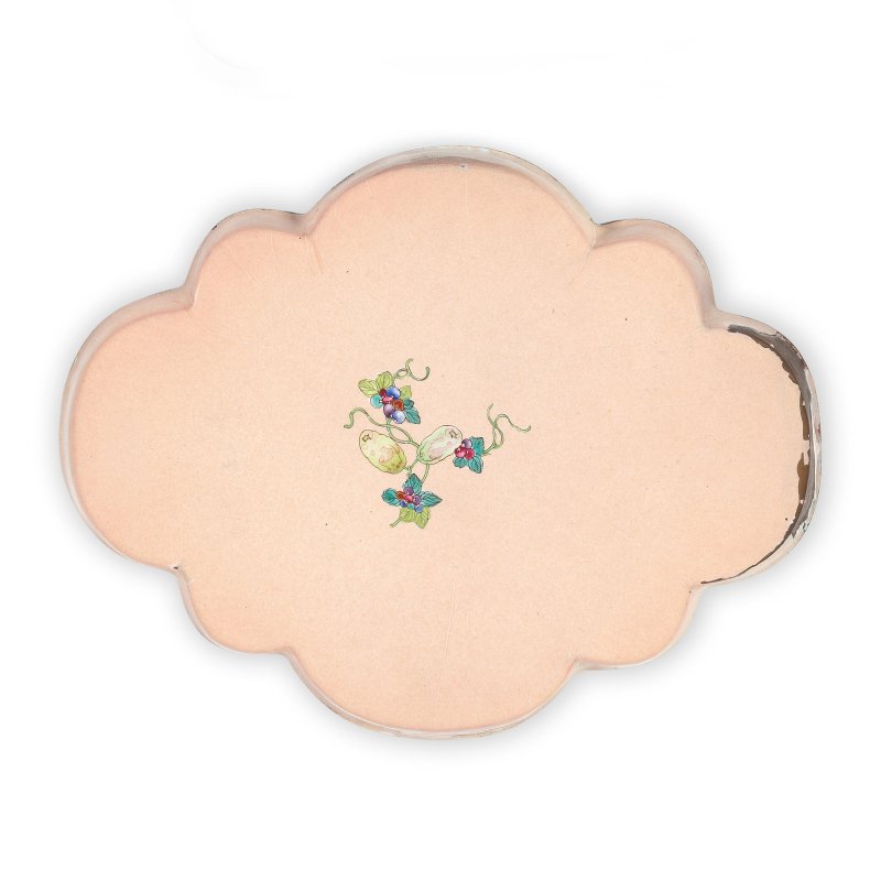 清乾隆 綠地畫琺琅海棠形盤 | A PAINTED ENAMEL LIME GREEN-GROUND QUATREFOIL DISH - 图2