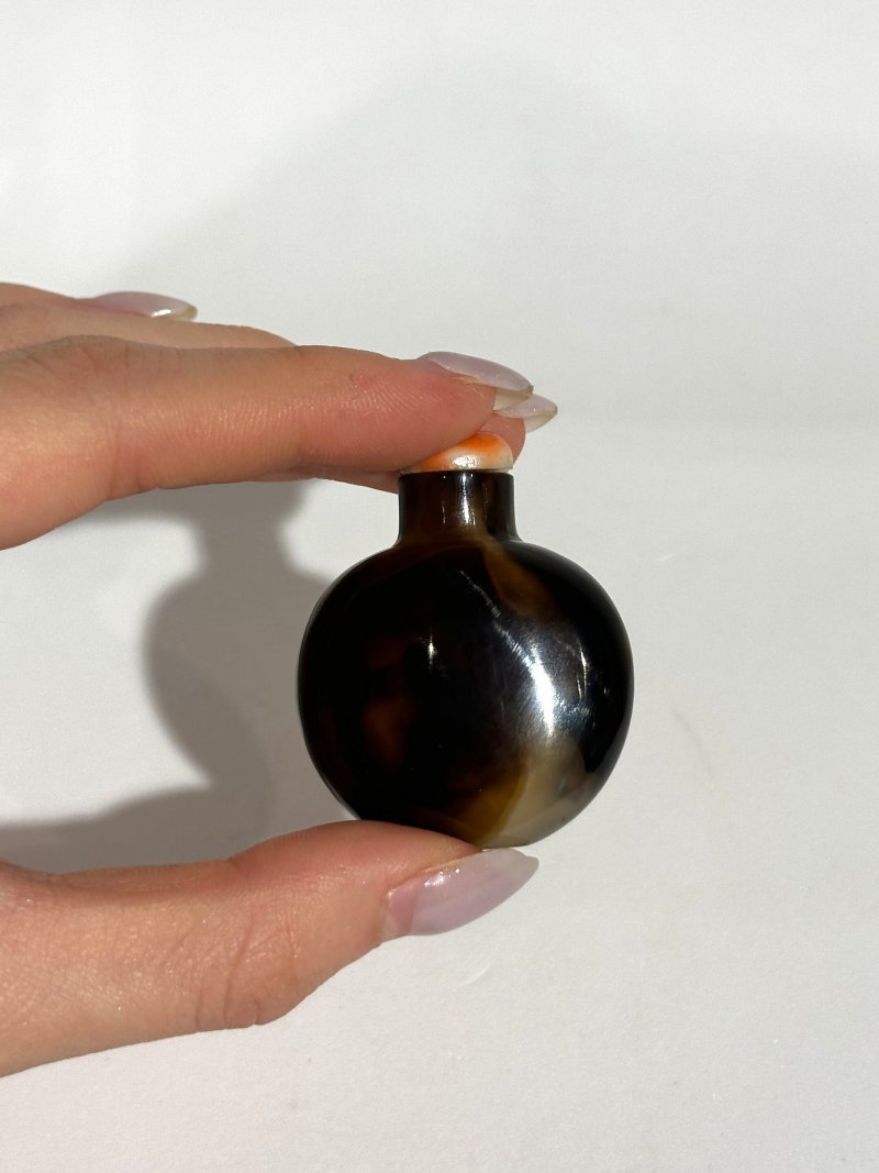 清十九世紀 瑪瑙鼻煙壺、珊瑚蓋 | AN AGATE SNUFF BOTTLE - 图3