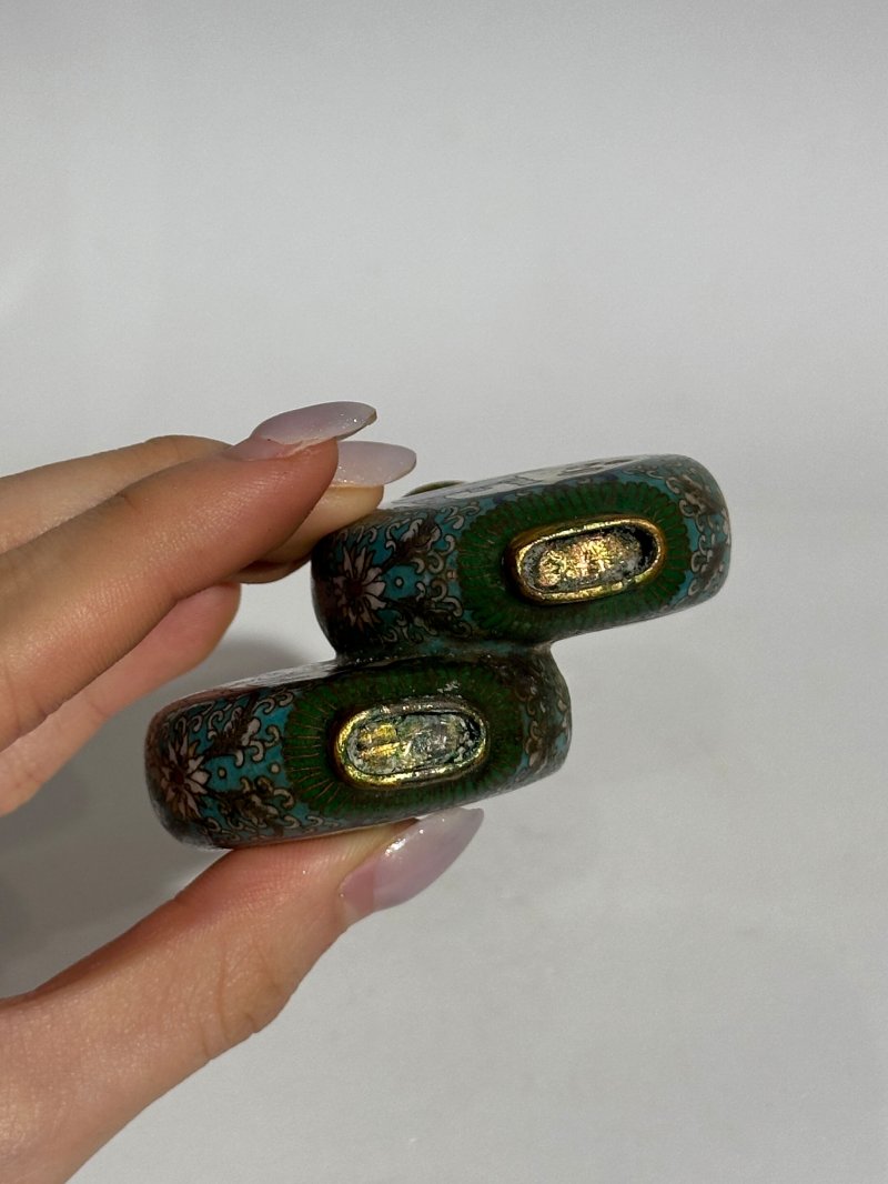 二十世紀 銅胎掐絲琺瑯博古紋雙聯鼻煙壺 | A CLOISONNÉ 'HUNDRED ANTIQUES' DOUBLE SNUFF BOTTLE - 图2