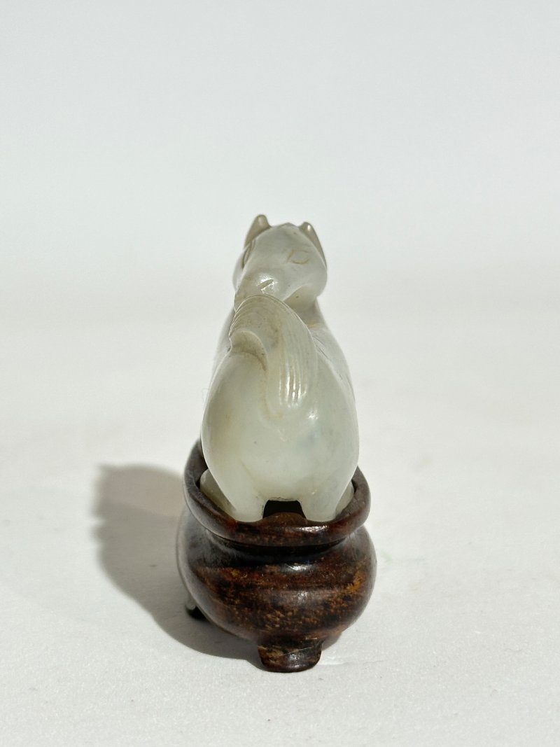 十九/二十世紀 白玉⌈馬⌋、⌈羊⌋三件 及座 | A WHITE JADE 'HORSE' AND TWO JADE 'GOAT' CARVINGS - 图9