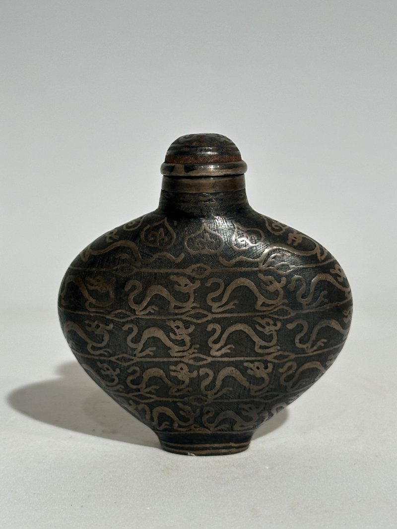 清十九世紀 烏銀瓜紋、夔龍紋鼻煙壺二件 | TWO SILVER NIELLO 'MELON' AND 'KUI DRAGON' SNUFF BOTTLES - 图2