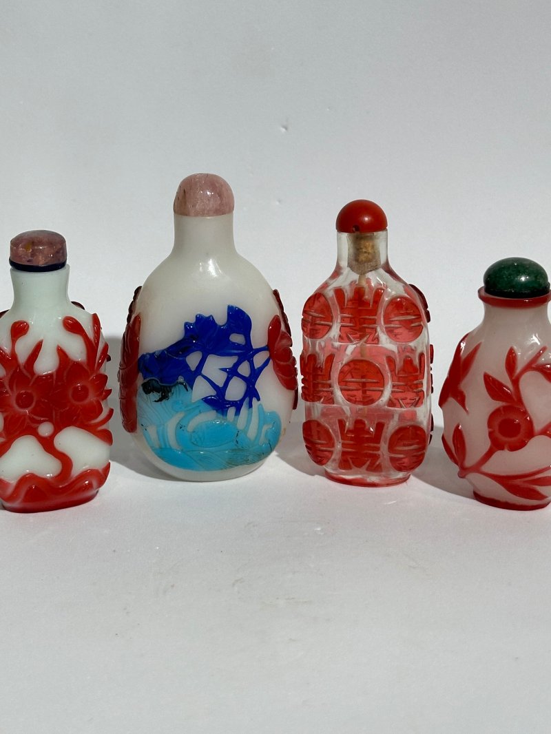 十九/二十世紀 白地套紅玻璃雙花紋、白地套三色玻璃花卉紋、透明地套紅玻璃壽字紋、涅白地套紅玻璃蝶花紋、霏雪地套紅玻璃一言九鼎紋、三腳鼎立紋、博古紋、透明地套黑玻璃一言九鼎紋鼻煙壺八件 | EIGHT OVERLAY GLASS SNUFF BOTTLES - 图44