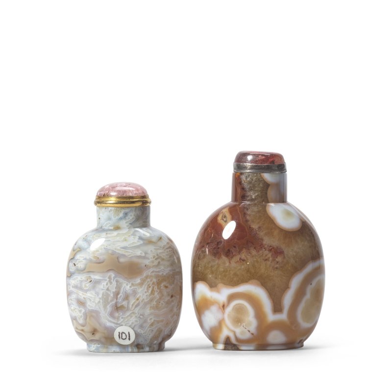 清 一七八零至一八五零年 燈草瑪瑙鼻烟壺及蘚紋瑪瑙鼻烟壺 | A 'MACARONI' AGATE SNUFF BOTTLE AND A DENDRITIC AGATE SNUFF BOTTLE - 图1