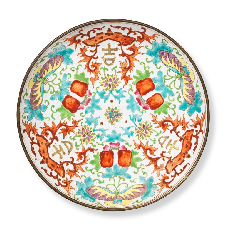 十九世紀 畫琺琅花蝶吉祥紋盤 | A PAINTED ENAMEL DISH