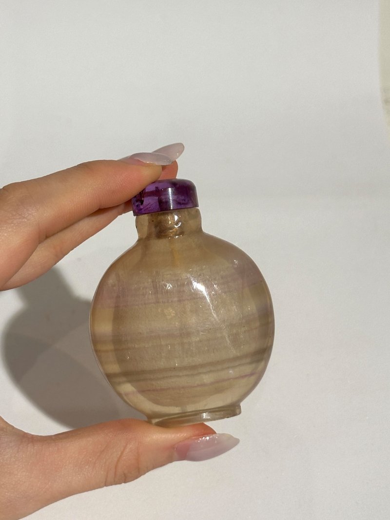清十九世紀 條紋紫水晶鼻煙壺、紫水晶蓋 | A BANDED AMETHYST SNUFF BOTTLE - 图3