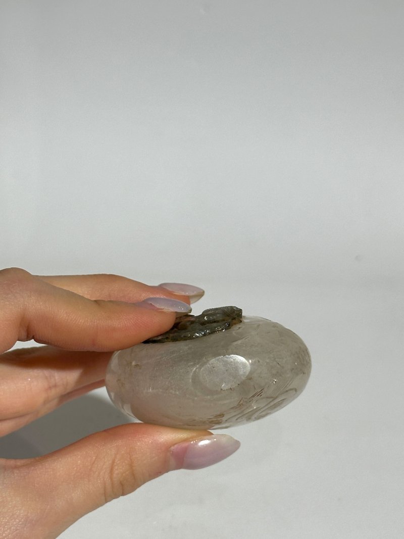 清十九世紀 水晶蘭石紋、瑞犬紋鼻煙壺二件、（蘭）珊瑚蓋 | TWO ROCK CRYSTAL 'ORCHID' AND 'BUDDHIST LION' SNUFF BOTTLES - 图10