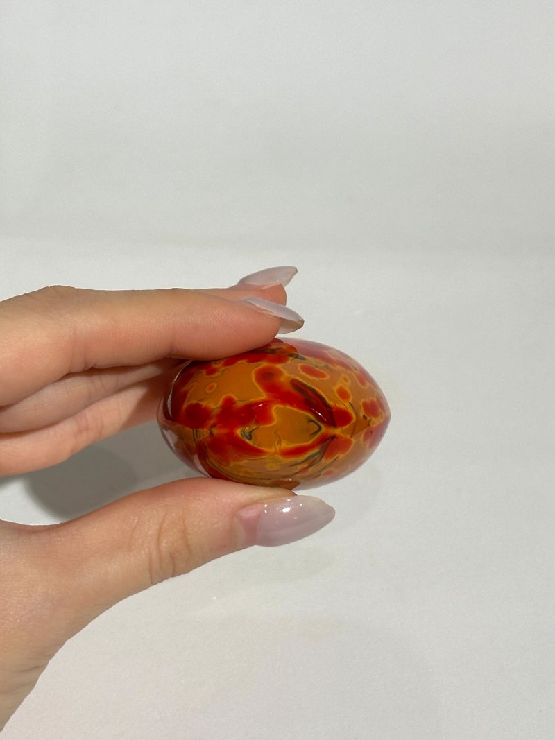 清十九世紀 玻璃胎仿雄黃鼻煙壺、翡翠蓋 | A GLASS SNUFF BOTTLE IMITATING REALGAR - 图2