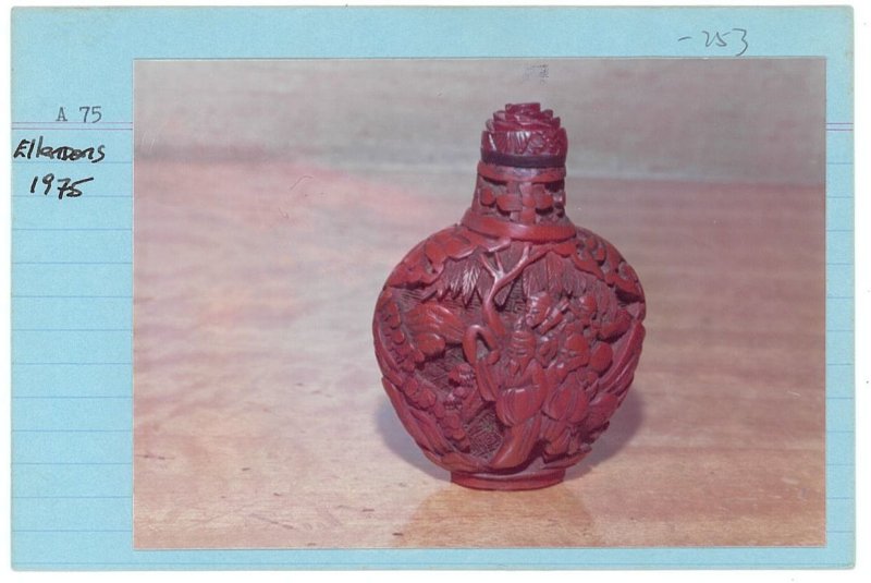 清十九世紀 剔紅人物紋鼻煙壺二件 | TWO CINNABAR LACQUER SNUFF BOTTLES - 图12