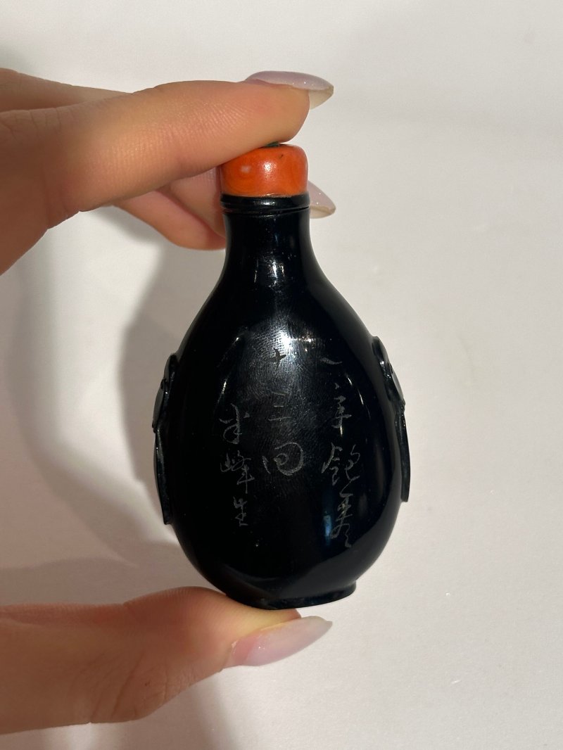 十九/二十世紀 黑玻璃填金花卉紋、粉地套黑玻璃開光蟈蟈白菜紋、綠玻璃光素鼻煙壺三件 | THREE GLASS SNUFF BOTTLES - 图13