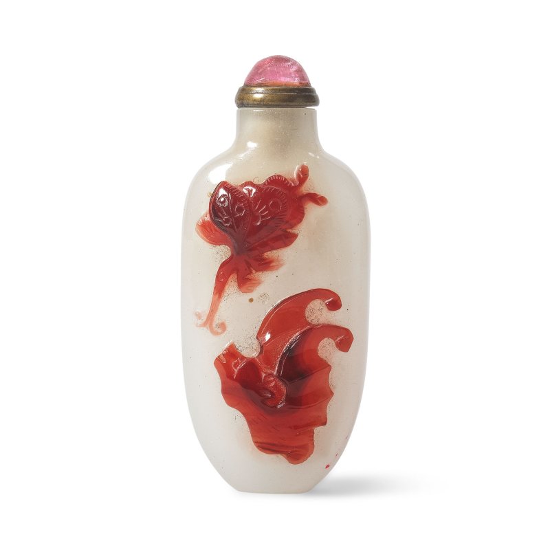 清 一八二一至一八八零年 白地套紅料蝠蝶紋鼻烟壺 | A RUBY-RED OVERLAY GLASS 'BAT AND BUTTERFLY' SNUFF BOTTLE
