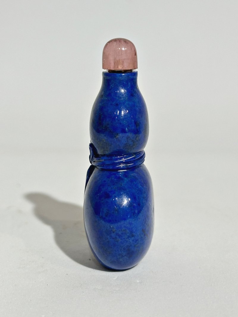 清中期 青金石葫蘆形包袱紋鼻煙壺 | A LAPIS LAZULI 'DOUBLE GOURD' SNUFF BOTTLE - 图6