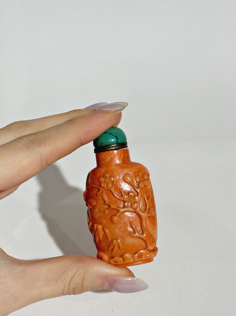 清十九世紀 珊瑚⌈六合同春⌋鼻煙壺 | A CORAL 'DEER AND CRANE' SNUFF BOTTLE - 图3
