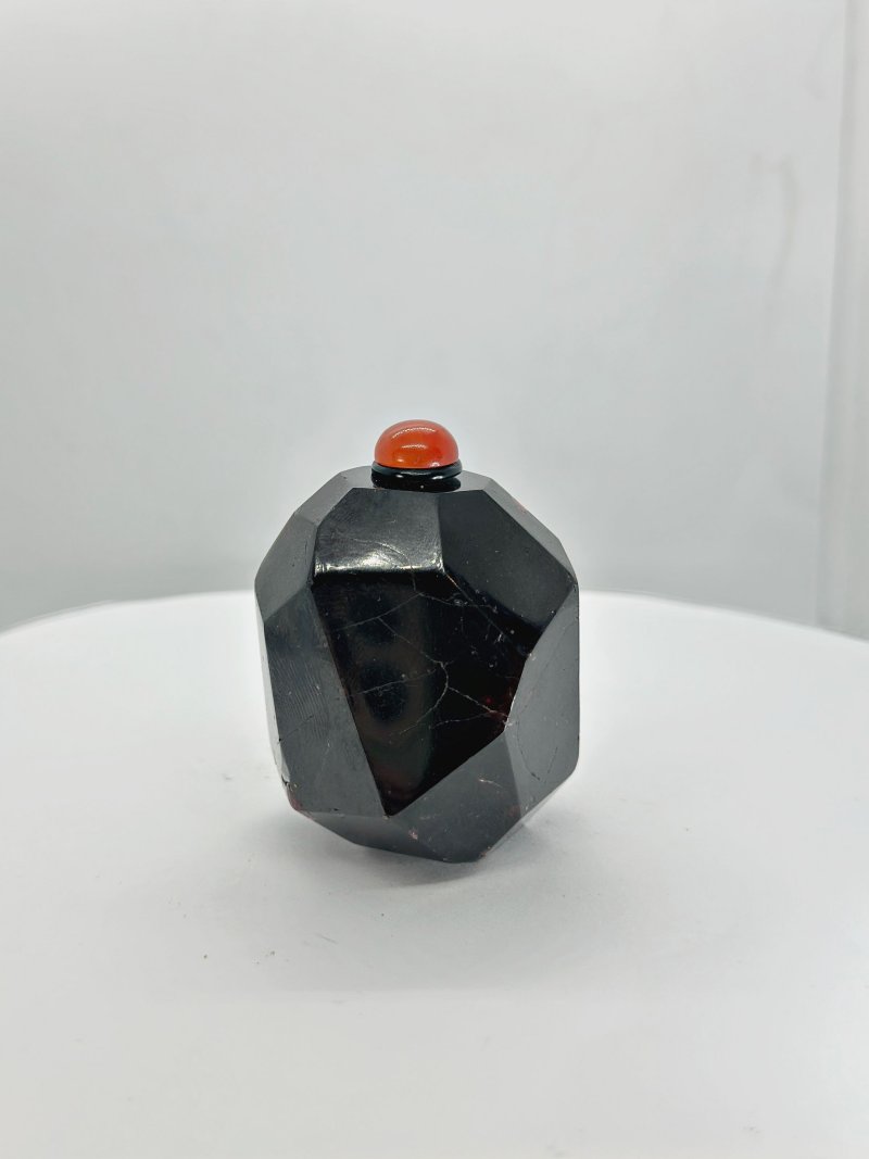 十九/二十世紀 石榴紅石英磨花、黑琥珀魚紋鼻煙壺二件 | A FACETED QUARTZ AND A BLACK AMBER SNUFF BOTTLE - 图13