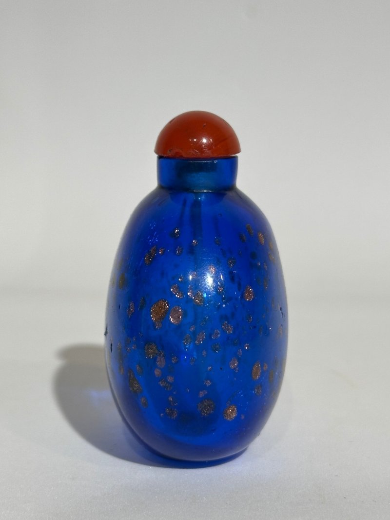 清十九世紀 藍地灑金星玻璃鼻煙壺 | A SAPPHIRE-BLUE AVENTURINE-GLASS SNUFF BOTTLE - 图7