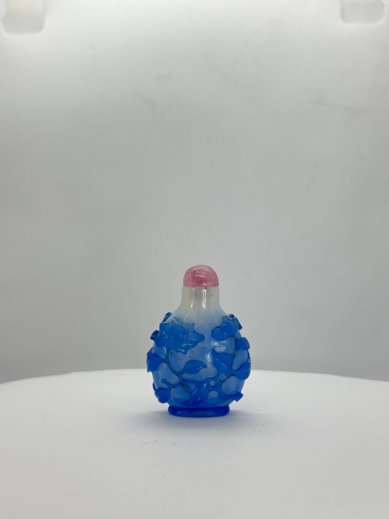 清十九世紀 霏雪地套藍玻璃花卉紋鼻煙壺；十九/二十世紀 透明玻璃藍粉點彩鼻煙壺 | A BLUE OVERLAY GLASS 'FLOWERS' AND A BLUE AND PINK MOTTLED SANDWICH GLASS SNUFF BOTTLE - 图9