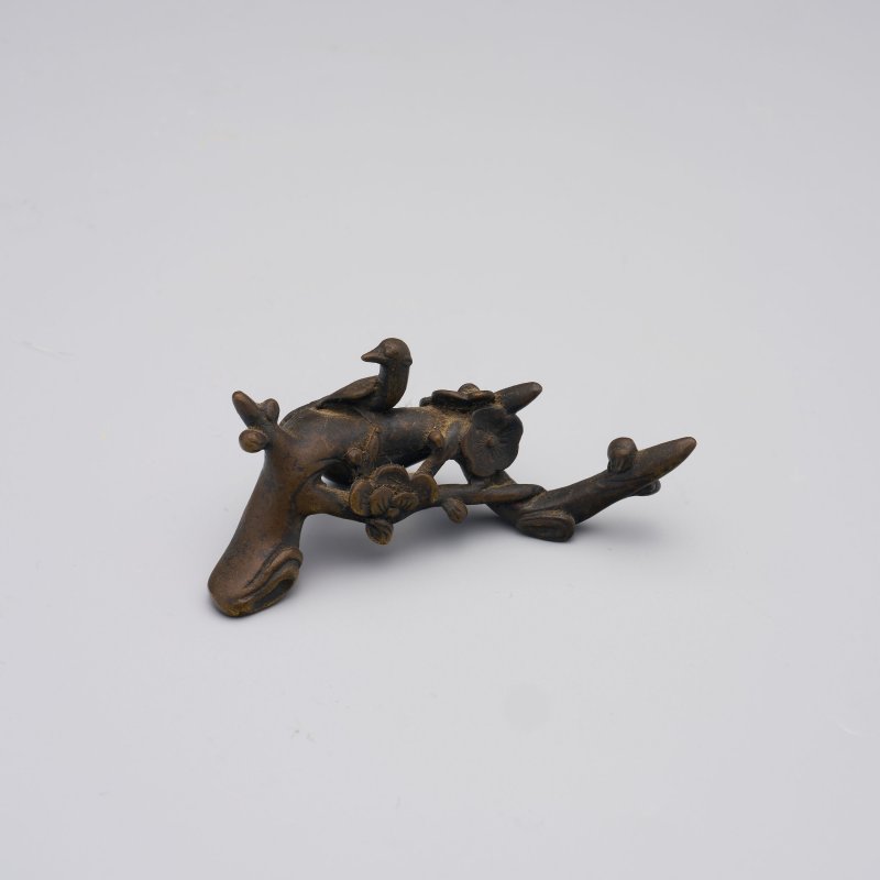 明萬曆 銅「喜上眉梢」筆擱 | A BRONZE 'MAGPIE AND PRUNUS' BRUSH REST