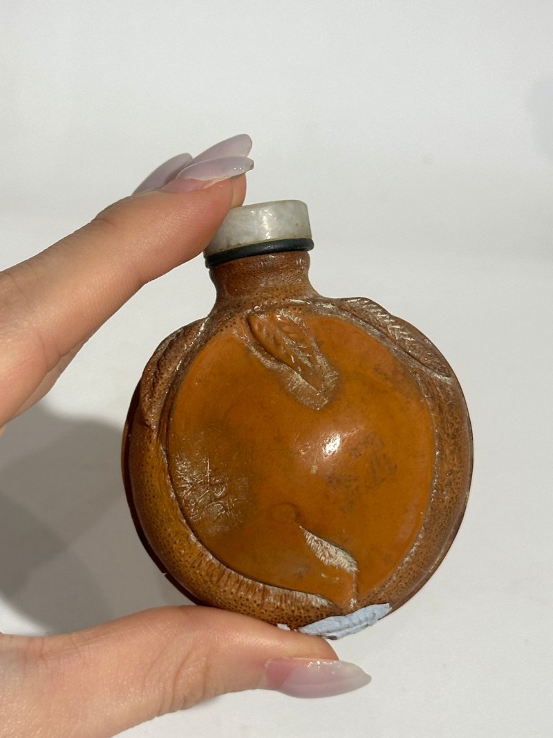 十九世紀至二十世紀中期 竹雕桃形、根木隨形、及樺木鼻煙壺共四件，（其二）翡翠蓋 | A BAMBOO, A ROOTWOOD, AND TWO BIRCHWOOD SNUFF BOTTLES - 图4