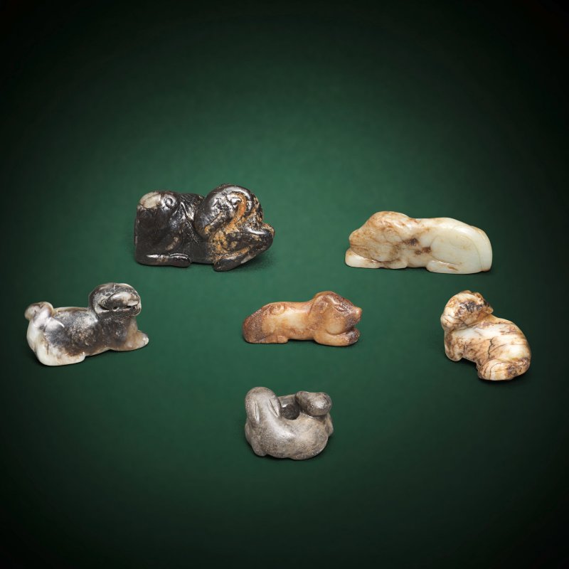 十九/二十世紀 玉雕臥獸一組六件 | A GROUP OF SIX JADE RECUMBENT ANIMAL CARVINGS - 图1