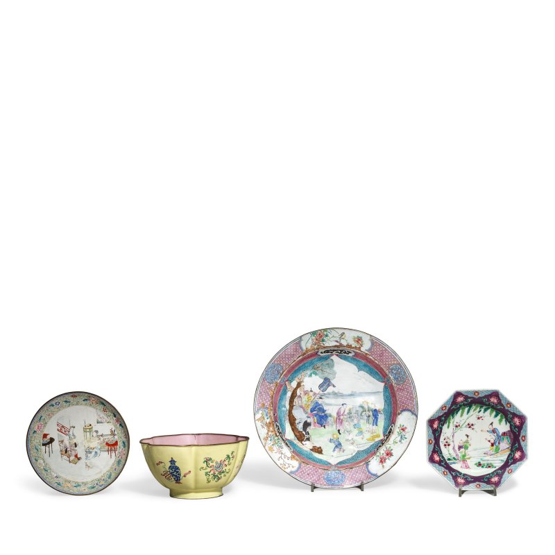 十八/十九世紀 畫琺琅盤兩件、盌一件及粉彩盤一件 | TWO PAINTED ENAMEL DISHES, A BOWL AND A FAMILLE ROSE DISH