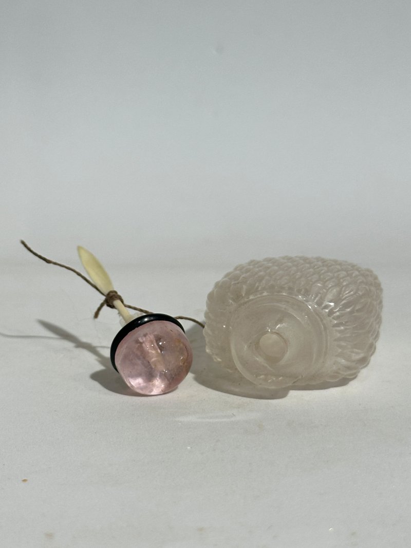 清十九世紀 水晶鼻煙壺二件 | TWO ROCK CRYSTAL SNUFF BOTTLES - 图6