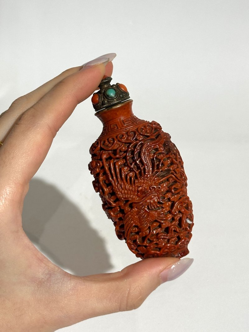 清中期 紅釉、藍釉模製⌈龍鳳呈祥⌋鼻煙壺二件 | TWO MOULDED AND ENAMELLED PORCELAIN 'DRAGON AND PHOENIX' SNUFF BOTTLES - 图3