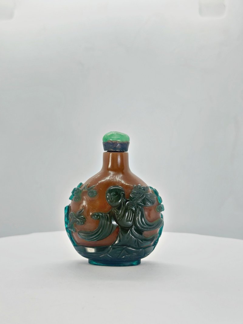 清十九世紀 棕地套綠玻璃僧侶持蓮紋、透明地套紅玻璃松鼠葡萄紋鼻煙壺二件 | A GREEN OVERLAY BROWN GLASS 'MONK HOLDING A LOTUS' AND A RED OVERLAY GLASS 'SQUIRREL' SNUFF BOTTLE - 图9