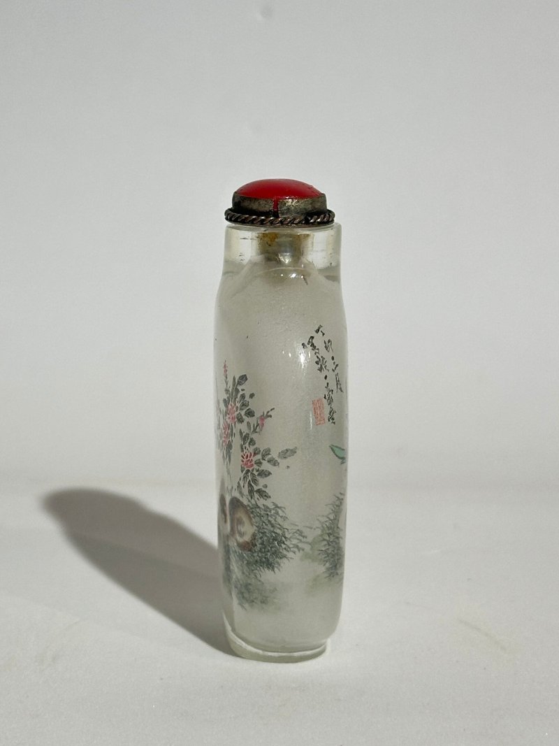 玻璃內畫仿曹克家「耄耋」鼻煙壺 一九八七年作 | AN INSIDE PAINTED GLASS 'CAT AND BUTTERFLY' SNUFF BOTTLE IN THE STYLE OF CAO KEJIA (1906-1979) - 图6