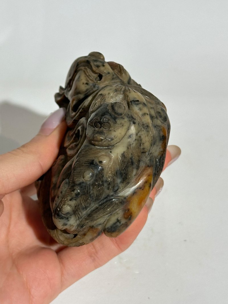清十九世紀 青玉帶沁獅紋山子 及座 | A GREEN AND RUSSET JADE 'BUDDHIST LION' BOULDER - 图3