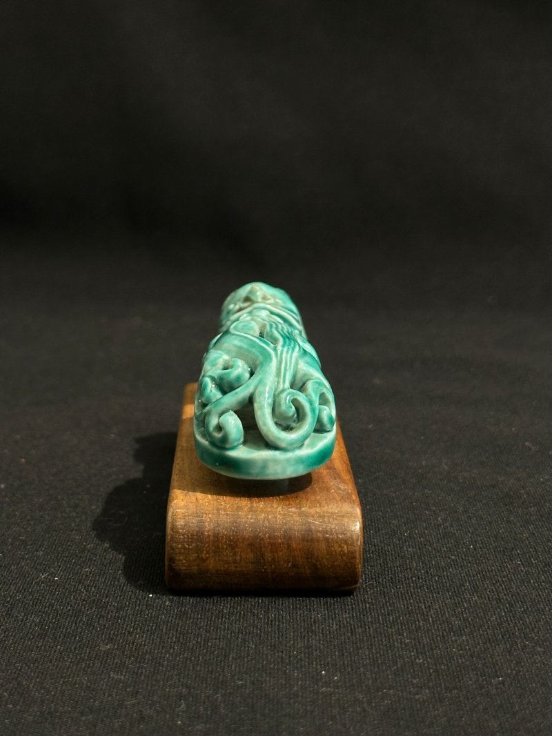 清十九世紀 孔雀綠釉龍紋帶鈎 | A GREEN-GLAZED 'DRAGON' BELT BUCKLE - 图8