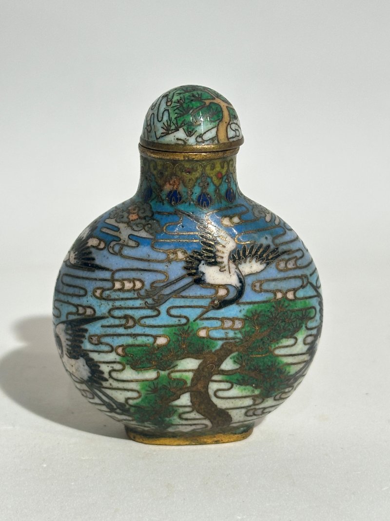 十九/二十世紀 銅胎琺瑯鼻煙壺七件 （博古）⌈乾隆年製⌋款 | SEVEN CLOISONNE ENAMEL SNUFF BOTTLES - 图21