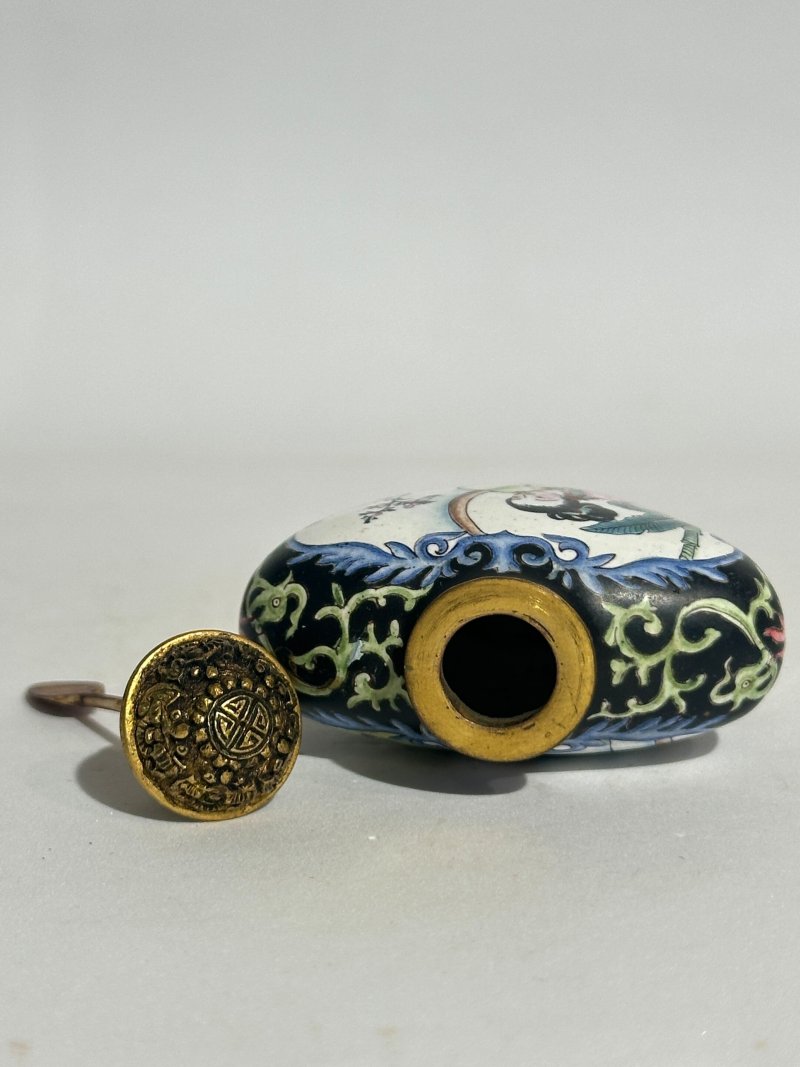 十九/二十世紀 紅漆描金開光山水紋、椰殼詩紋、篆紋、柑皮、匏形詩紋、銅胎畫琺瑯鼻煙壺八件 （西洋人物）⌈乾隆年製⌋藍料楷書款 | EIGHT SNUFF BOTTLES - 图8
