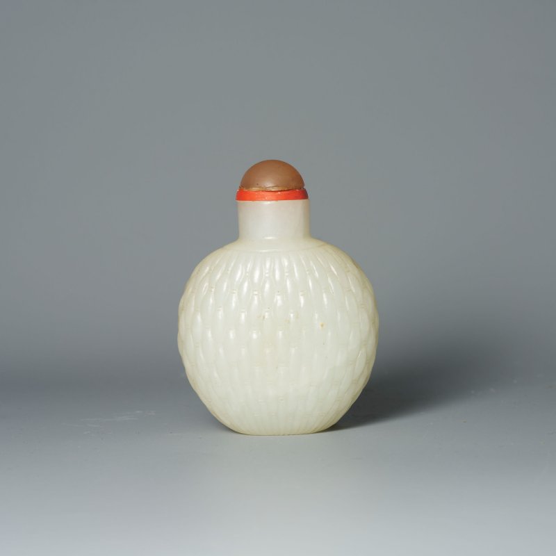 清十九世紀 白玉竹簍紋鼻煙壺 | A WHITE JADE 'BASKET' SNUFF BOTTLE