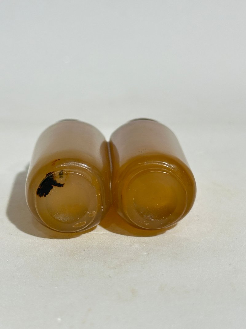 清十九世紀 雙聯瑪瑙、煙晶蝠紋鼻煙壺二件 | A SMOKY QUARTZ AND A CHALCEDONY AGATE DOUBLE SNUFF BOTTLE - 图13