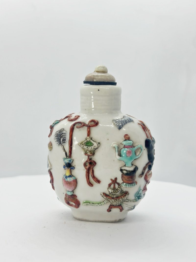 清十九世紀 粉彩博古紋鼻煙壺、翡翠蓋 | A MOULDED FAMILLE ROSE PORCELAIN SNUFF BOTTLE - 图7
