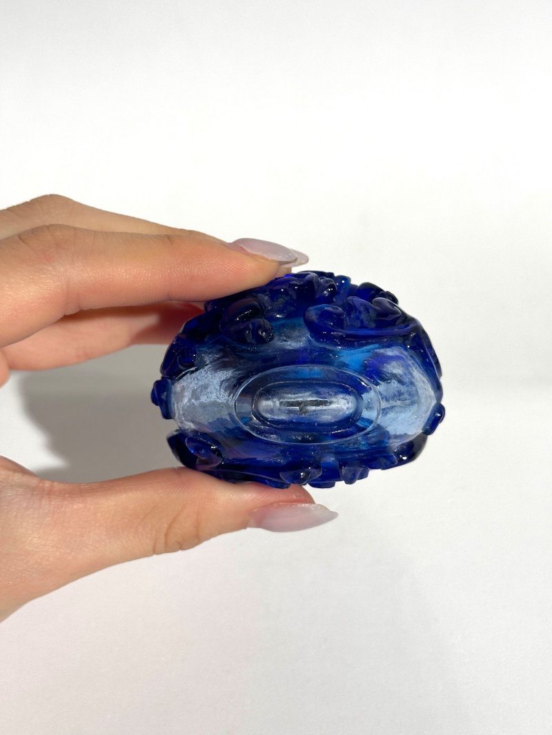 清十九世紀 透明地套藍玻璃螭龍紋鼻煙壺 | A BLUE OVERLAY TRANSLUCENT GLASS 'CHI DRAGON' SNUFF BOTTLE - 图2