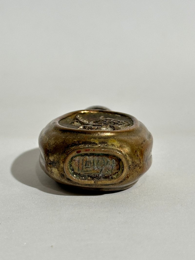清十九世紀 鎏金銅開光花卉紋鼻煙壺 ⌈同治⌋款 | A GILT-BRONZE SNUFF BOTTLE - 图5