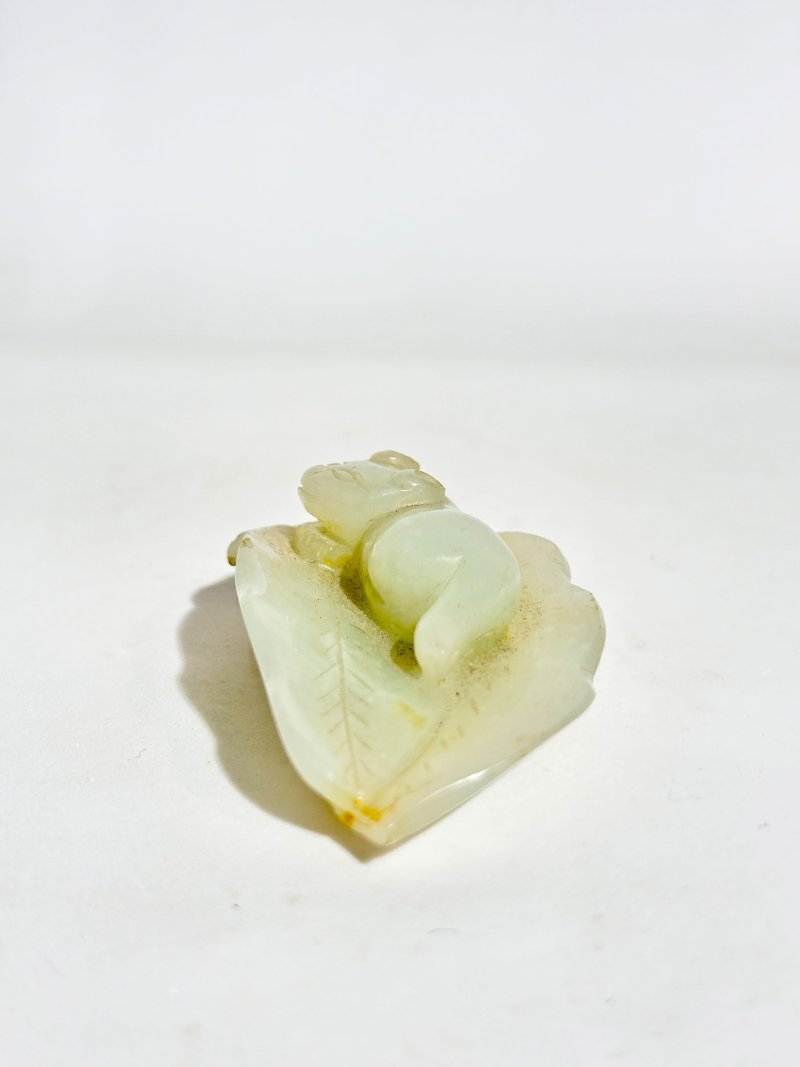 清十九世紀 青白玉⌈臥貓匐葉⌋墜 | A PALE GREEN JADE PENDANT OF A CAT ON A LEAF - 图4
