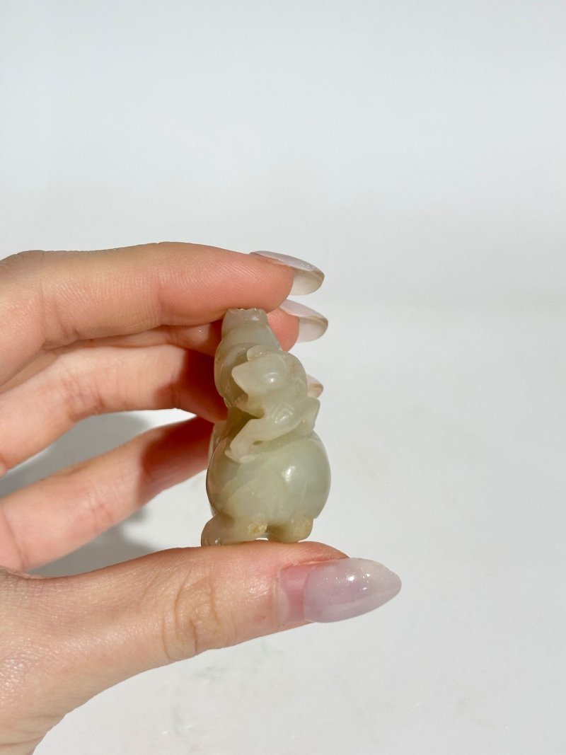 十九/二十世紀 青白玉⌈馬上封侯⌋及⌈犬⌋把件二枚 | TWO GREENISH WHITE JADE CARVINGS OF A MONKEY RIDING A HORSE, AND A DOG - 图7