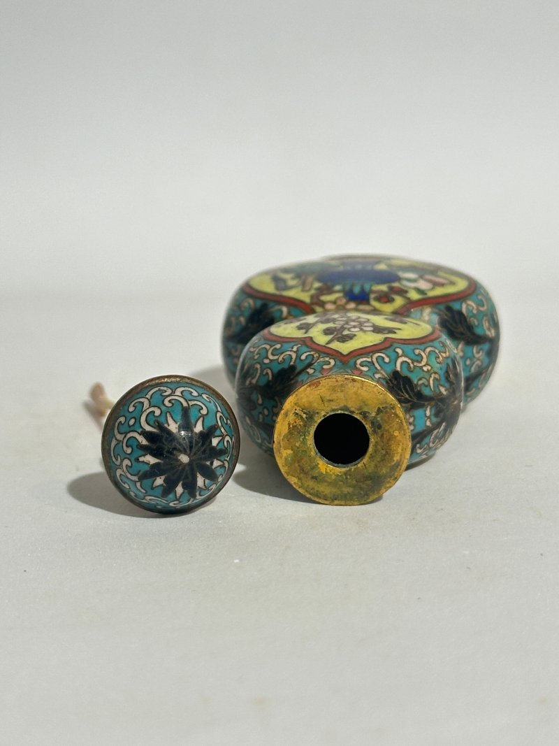 十九/二十世紀 銅胎琺瑯鼻煙壺七件 （博古）⌈乾隆年製⌋款 | SEVEN CLOISONNE ENAMEL SNUFF BOTTLES - 图9