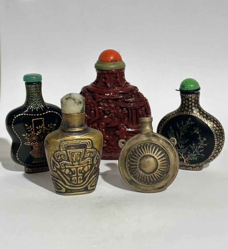 十九/二十世紀 烏銀人物紋、銅錯銀人物紋、瑞獸紋、銅饕餮紋、日芒紋、黑漆鑲嵌螺鈿花卉紋、群雞紋、剔紅山水人物紋鼻煙壺八件 （剔紅）⌈乾隆年製⌋款 | EIGHT SNUFF BOTTLES - 图45