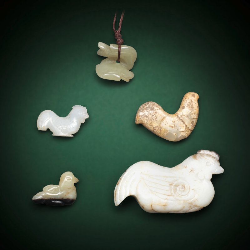 宋/元及更晚 玉雕鳥及珮一組五件 | A GROUP OF FIVE JADE BIRD CARVINGS AND PENDANTS - 图1