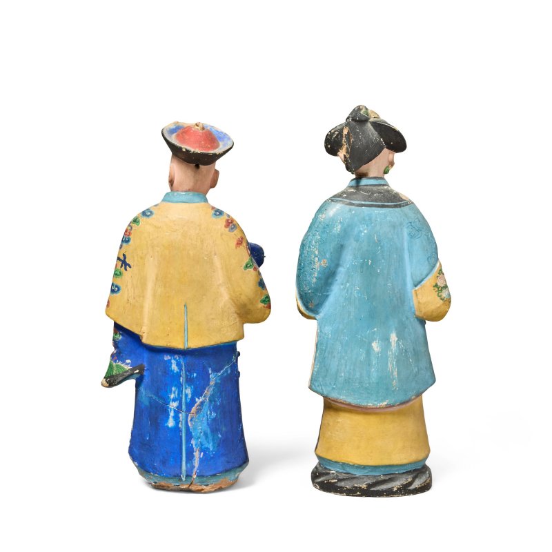 清 約一八零零年 冷漆飾金泥塑像一對 | A PAIR OF GILT-EMBELLISHED COLD-PAINTED PLASTER FIGURES - 图2
