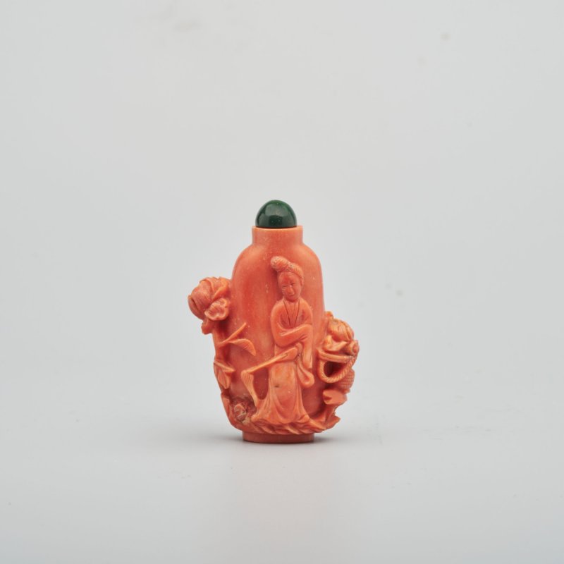 晚清 珊瑚「藍采和」鼻煙壺 | A CORAL 'LAN CAIHE' SNUFF BOTTLE - 图2
