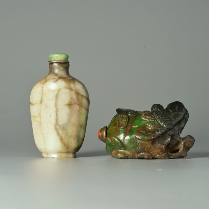 十九/二十世紀 雙色翡翠鼻煙壺二件、珊瑚蓋及翡翠蓋 | TWO BLACK AND GREEN JADEITE SNUFF BOTTLES - 图1