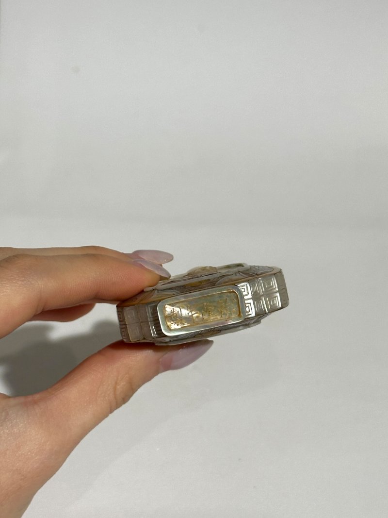 二十世紀 螺鈿開光仕女紋鼻煙壺 ⌈乾隆年製⌋刻款 | A MOTHER-OF-PEARL 'LADY' SNUFF BOTTLE - 图2