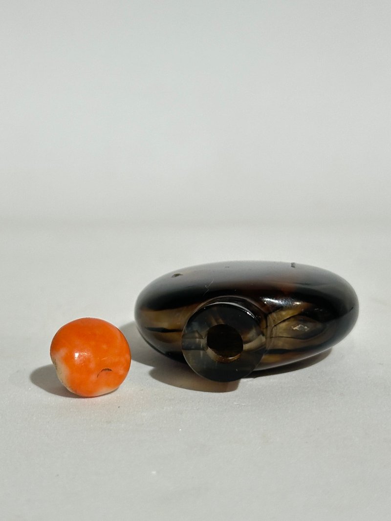 清十九世紀 瑪瑙鼻煙壺、珊瑚蓋 | AN AGATE SNUFF BOTTLE - 图4