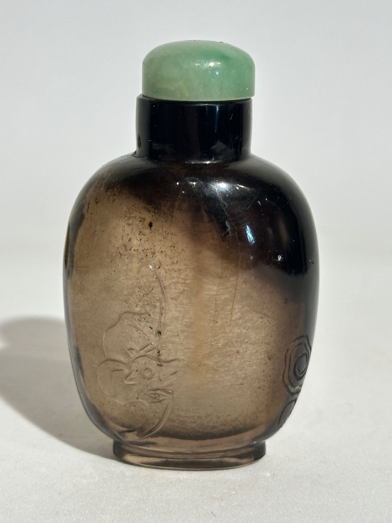 清十九世紀 雙聯瑪瑙、煙晶蝠紋鼻煙壺二件 | A SMOKY QUARTZ AND A CHALCEDONY AGATE DOUBLE SNUFF BOTTLE - 图8