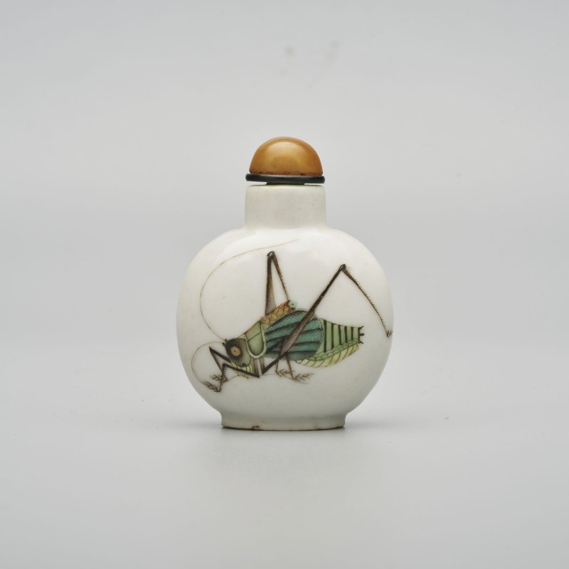 清十九世紀 粉彩⌈蟈蟈⌋鼻煙壺 ⌈永樂年製⌋礬紅篆書款 | AN ENAMELLED PORCELAIN 'CRICKET' SNUFF BOTTLE - 图1